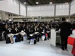 Session de recrutement groupé de nouveaux diplomés.