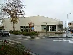 Vue de l'extérieur du complexe sportif Jeanne Desparmet-Ruello.