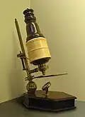 Microscope composé du XVIIe&nbsp;siècle.