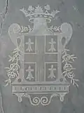 Blason du comte de Terves dans la chapelle du cimetière de Brain-sur-Longuenée.