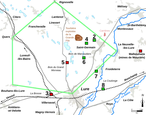 Carte mettant en valeur les limites d'une concession minière, l’emplacement de sondages par rapport aux villages, cour d'eau et routes et chemin de fer.