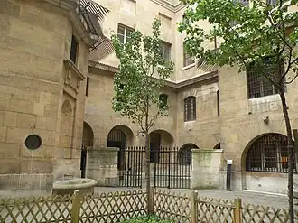 Cour des femmes, avec fontaine.