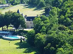 Le château de la Fleunie vu depuis le coteau de l'Escaleyrou.