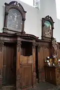 Confessionnal et chemin de croix.