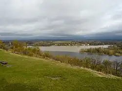 photographie en couleurs du confluent de deux cours d'eau aux eaux de teinte différente.
