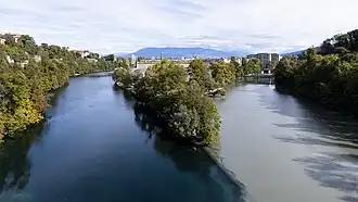 L'Arve (à droite) conflue avec le Rhône (à gauche) à Genève.