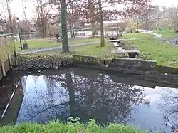 Le confluent du ru des Godets avec l'ancienne Bièvre vive dans le parc Heller. En contrebas, à l'arrière plan, l'étang du Soleil.