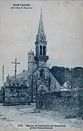 Confort : l'église et le calvaire au début du XXe&nbsp;siècle (carte postale Émile Hamonic).