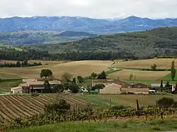 Paysage et bâtiments à proximité de Conilhac-de-la-Montagne.