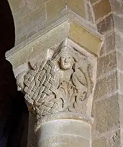 Chapiteau, têtes et entrelacs.