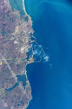 Vue satellite de Constanța et de son port en 2001.