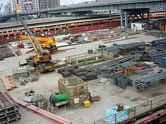 Photographie couleur d'un espace urbain en cours de travaux.