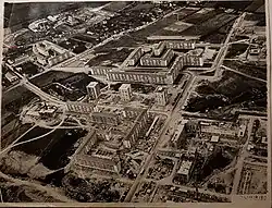 Vue aérienne d'un chantier de construction d'un grand ensemble immobilier.