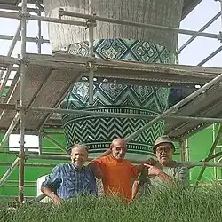 Construction du plus grand vase du Maroc à Safi par Laghrissi et deux autres artisans.