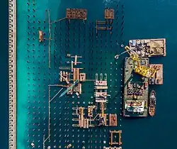 Construction d'un quai en eau profonde pour recevoir les porte-conteneurs à Novorossiïsk. Juillet 2018.