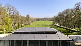 L'orangerie et le parc, vus depuis la terrasse du château.