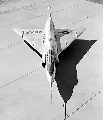 Premier prototype du chasseur Convair YF-102 au début des années 1950.