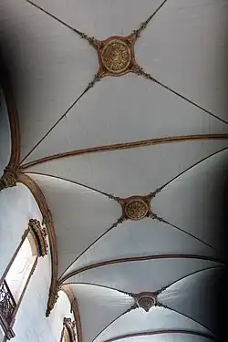 Voûte en bois peint d'une église.