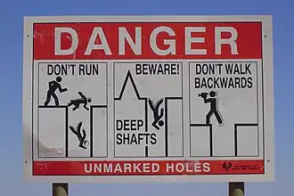 Panneau de menace de chute à Coober Pedy.