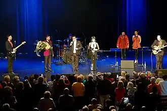 Groupe de musique sur scène.