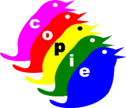 Cinq oiseaux stylisés, des couleurs de l'arc-en-ciel, portant chacun une lettre du mot « copie »