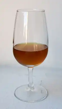 Verre INAO de xérès amontillado.