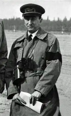 Photographie d'un homme en uniforme.