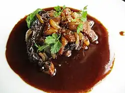 Coq au chambertin (cuisine bourguignonne).