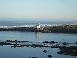 Le phare à l'embouchure de la Coquille.