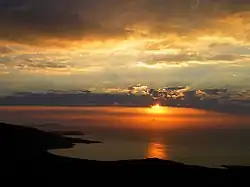 Vue sur le littoral au couchant.