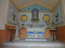 Décoration peinte de couleurs vives et dorée de la chapelle