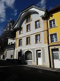 Photo en couleurs d'une maison bleue