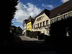Photo en couleurs d'une rue avec maisons