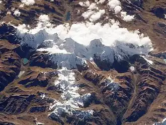 Vue satellite de la cordillère. Il est possible de distinguer les nevados Rondoy, Jirishanca, Yerupajá Chico, Yerupajá et Siula Grande ; les lacs de Juhuacocha et Carhuacocha.