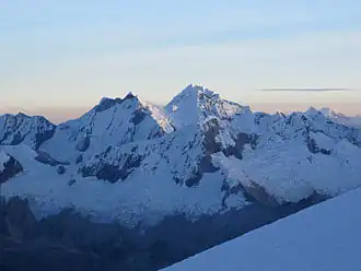 Au milieu, les Caraz I et II avec leur sommet enneigé