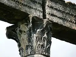 Temple de Riez : détail d'un chapiteau corinthien et de l'architrave