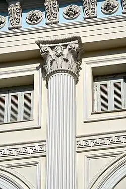 La colonne engagée a un fût bien arrondi.