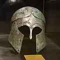Casque corinthien, Ve siècle av. J.-C., Bastar (Tirana). Bronze, 23&nbsp;cm. Musée archéologique de Tirana.