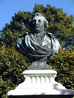 Le même buste en gros plan.