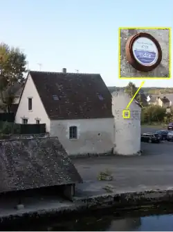 Photographie en couleurs d'une carte avec à mi-hauteur la mention « niveau de la crue de 1770 ».