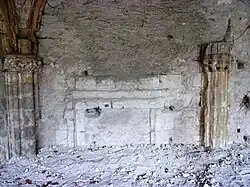 Photographie en couleurs d'une ancienne morte murée dont apparaît le linteau.