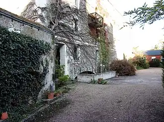 Photographie en couleur d'un mur avec des traces de peinture bleue dans l'embrasure d'une fenêtre.