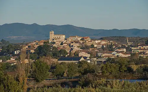La partie historique du village construite sur une colline. Aperçu de l'église Saint-Léonce.