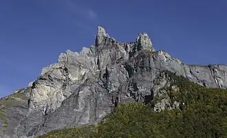 Vue des Cornes du Chamois depuis le parking du cirque du Fer-à-Cheval.