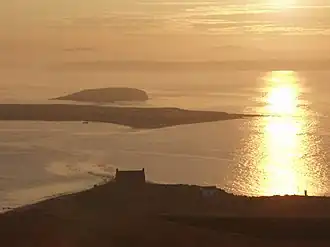 Vue de Corn Holm (deuxième plan) et de Black Holm (troisième plan) depuis Copinsay (premier plan).
