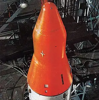 Une forme conique de couleur rouge