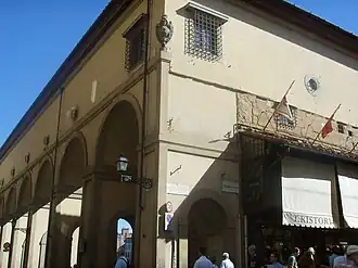 Tournant vers le Ponte Vecchio.