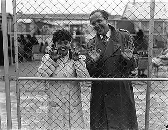 Corry Vonk&nbsp;(nl) et Wim Kan avant un départ en tournée outre-mer en 1948. Daan Noske/Anefo