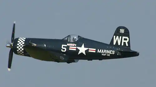 Corsair F4U-5N avec les marquages du Squadron VMF-312&nbsp;(en).