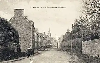 L'arrivée à Corseul par la route de Dinan vers 1930 (carte postale).